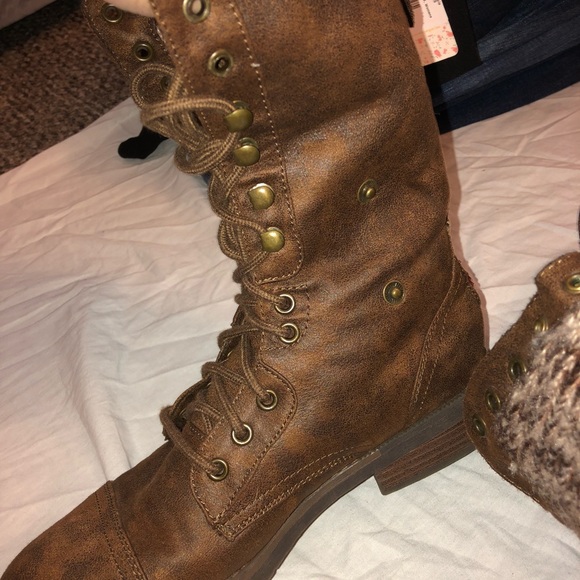 PERFECT!! AEO combat Boots in a size 9 - Picture 4 of 5